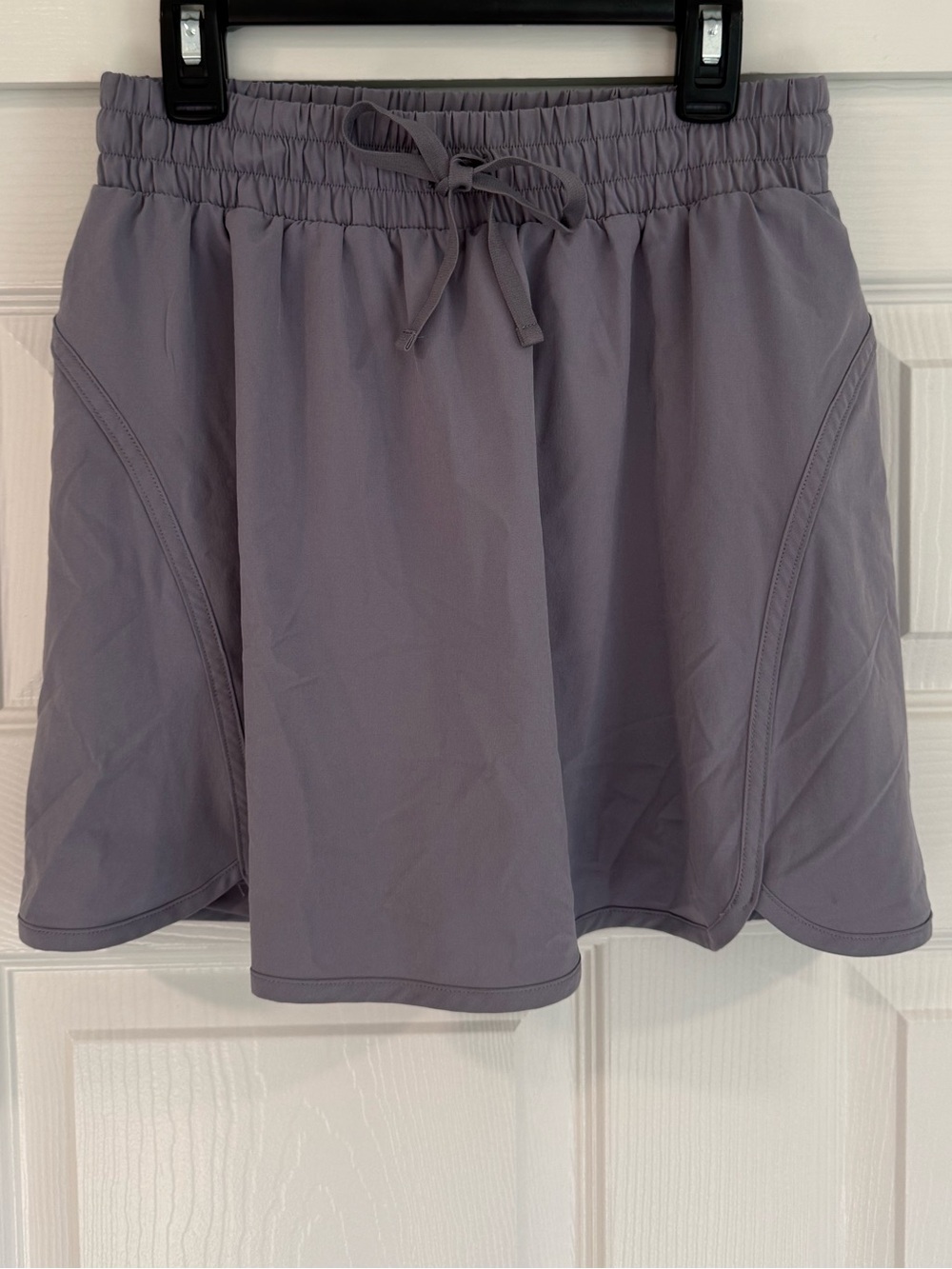 Beyond Yoga Woven in Stride Lined Stretch Athletic Skirt in Cloud Gray - Picture 2 of 5